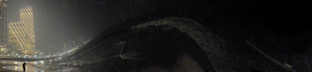 Et voici maintenant la photo avec ce cosmos, symbolisé par l’océan et la nuit, pour relativiser cet anthropocène. Quelques jours plus tard, le cyclone Ditwah, gorgé d’eau comme jamais un cyclone ici auparavant, déferlera d’ailleurs sur l’île.